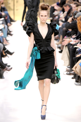 Vestido negro mangas farol escote v Louis Vuitton